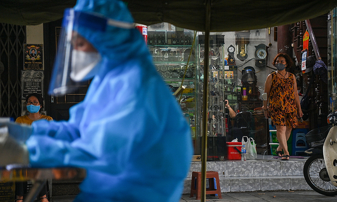 A citizen waits for Covid-19 test result in Hanoi. Photo: VnExpress A citizen waits for Covid-19 test result in Hanoi. Photo: VnExpress