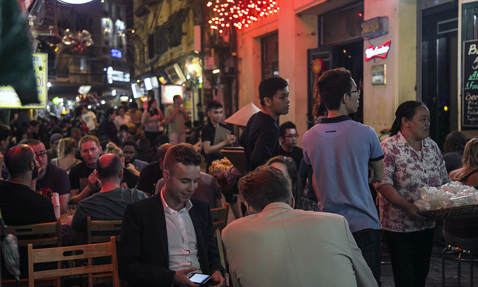 Foreign tourists sit at a beer stall in Ta Hien-Luong Ngoc Quyen intersection in Hanoi, 2019. Photo: VnExpress Foreign tourists sit at a beer stall in Ta Hien-Luong Ngoc Quyen intersection in Hanoi, 2019. Photo: VnExpress