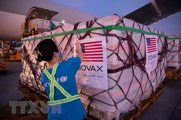 A representative of UNICEF in Vietnam receives the batch of COVID-19 vaccine at Noi Bai International Airport. Photo: UNICEF/VNA A representative of UNICEF in Vietnam receives the batch of COVID-19 vaccine at Noi Bai International Airport. Photo: UNICEF/VNA