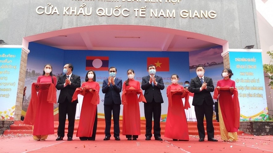 Representatives from the two provinces attend the ribbon cutting ceremony. Photo: qdnd.vn Representatives from the two provinces attend the ribbon cutting ceremony. Photo: qdnd.vn