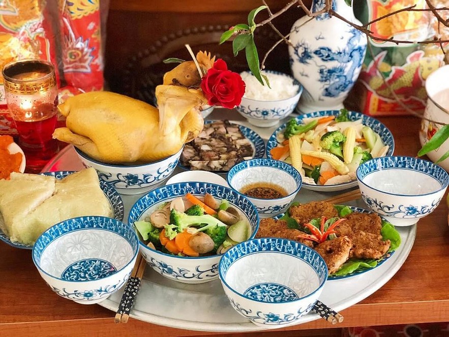 A sample tray to welcome ancestors back home. Photo: vietnamisawesome A sample tray to welcome ancestors back home. Photo: vietnamisawesome