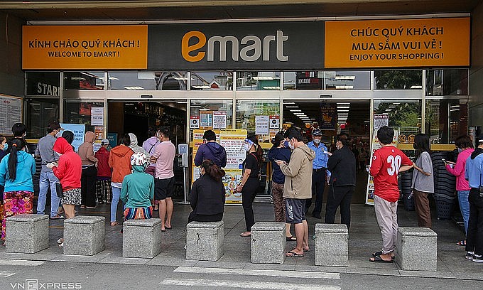 People wait to buy food at a supermarket in Go Vap District, HCMC, August 21, 2021. Photo: VnExpress People wait to buy food at a supermarket in Go Vap District, HCMC, August 21, 2021. Photo: VnExpress