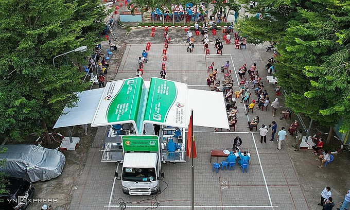 A mobile vaccination team inoculates Covid-19 vaccine for people living in HCMC's Go Vap District on August 14, 2021. Photo: VnExpress