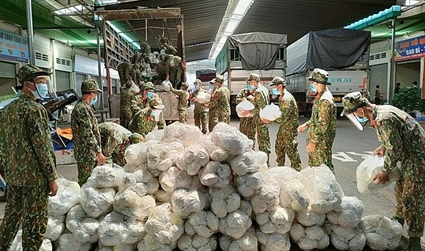 The soldiers prepare food to deliver to residents in Binh Duong province. Photo: baochinhphu.vn The soldiers prepare food to deliver to residents in Binh Duong province. Photo: baochinhphu.vn