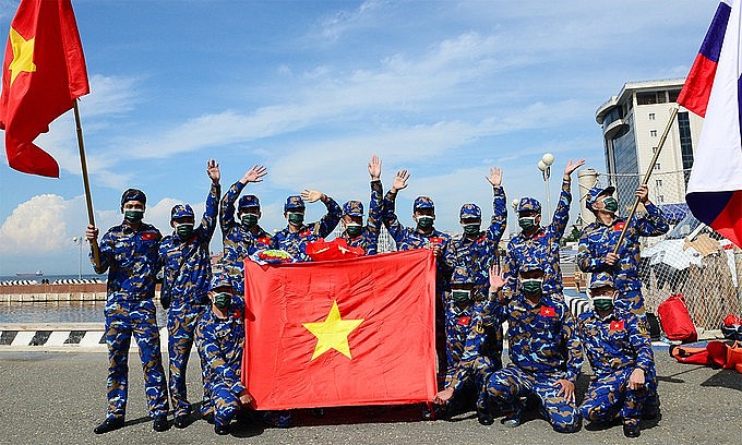 Vietnamese naval personnel celebrate after completing the use of rescue equipment competition at the 2021 Army Games in Vladivostok, Russia, August 27, 2021. Photo: People's Army newspaper Vietnamese naval personnel celebrate after completing the use of rescue equipment competition at the 2021 Army Games in Vladivostok, Russia, August 27, 2021. Photo: People's Army newspaper