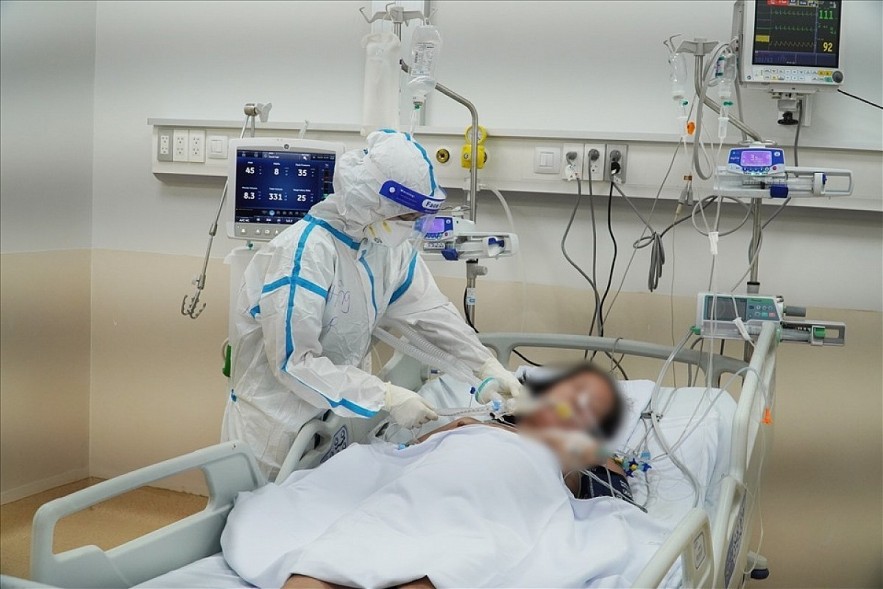  A critically ill COVID-19 patient receives special treatment. Photo: Cho Ray hospital