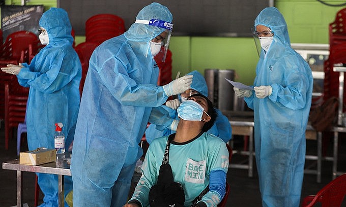 A medical staff takes samples of a shipper in Go Vap District, Ho Chi Minh City on August 31, 2021. Photo: VnExpress