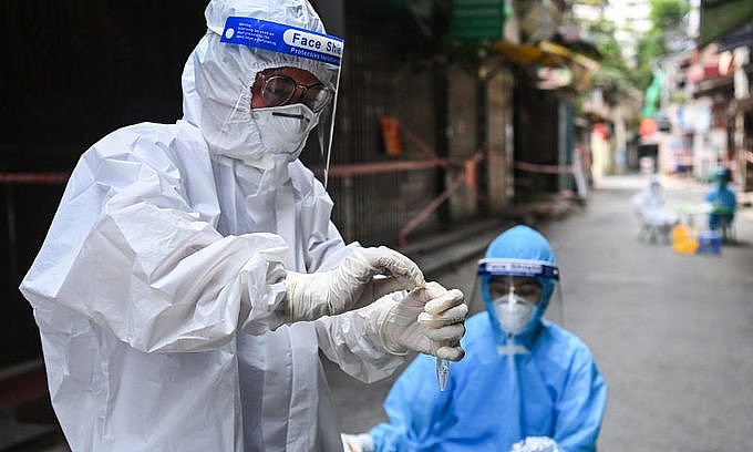 Medical staff take samples of residents in Thanh Xuan District, Hanoi. Photo: VnExpress Medical staff take samples of residents in Thanh Xuan District, Hanoi. Photo: VnExpress