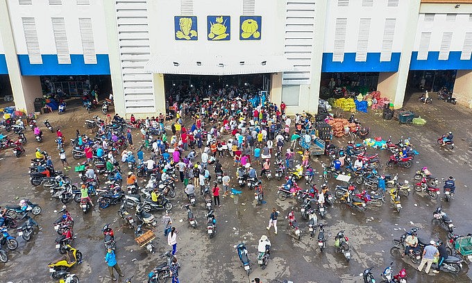 Vendors of Binh Dien wholesale market gather for coronavirus tests in July 2021. Photo: VnExpress Vendors of Binh Dien wholesale market gather for coronavirus tests in July 2021. Photo: VnExpress