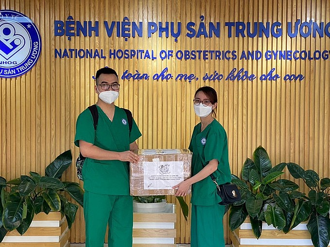 Hanoi Runner Community's Anti-burnout Initiative for Doctors Hanoi's Running Community Donates Supplies to Doctors