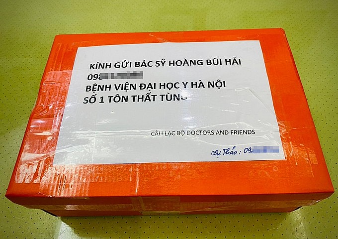 Hanoi Runner Community's Anti-burnout Initiative for Doctors Hanoi's Running Community Donates Supplies to Doctors