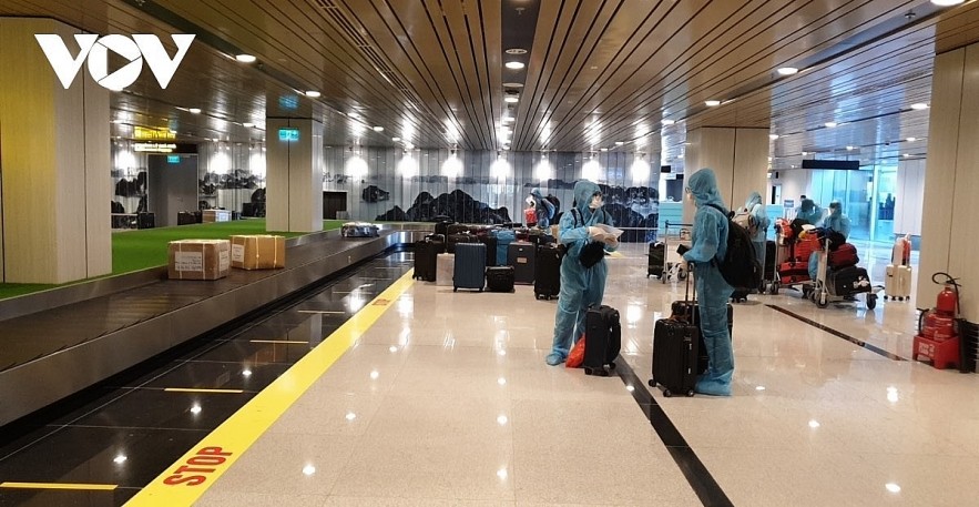 First passengers with vaccine passports enter Van Don International Airport in Quang Ninh. Photo: VOV First passengers with vaccine passports enter Van Don International Airport in Quang Ninh. Photo: VOV