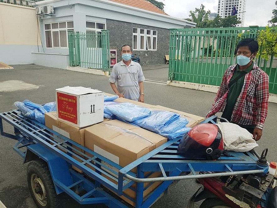 1,000 Vietnamese Households in Phnom Penh Receive Aid Vietnamese in Cambodia Receive Relief Aids Amid Covid-19 Fight