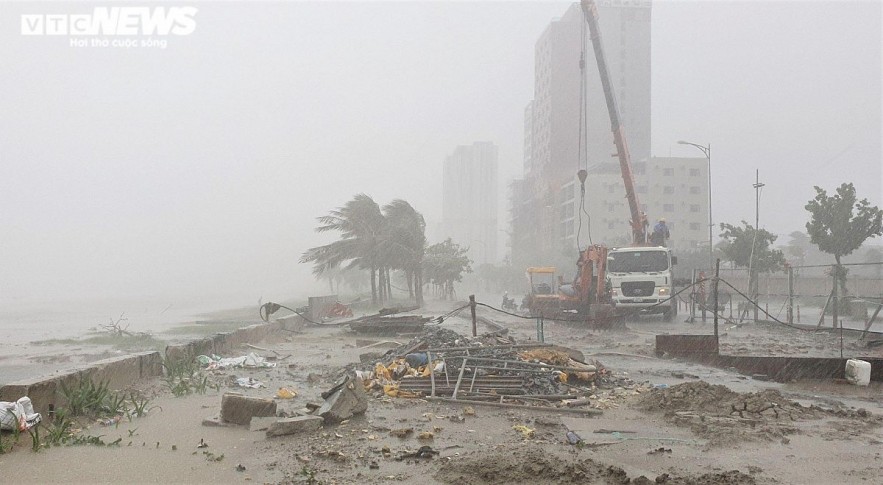Though Conson is yet to make landfall, strong winds and high tidal surges have damaged parts of the sea embankment system in Da Nang city. Photo: VTC Though Conson is yet to make landfall, strong winds and high tidal surges have damaged parts of the sea embankment system in Da Nang city. Photo: VTC