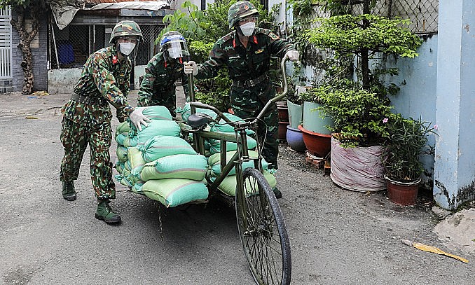 Soldiers deliver food to people in Binh Thanh District, HCMC, September 2, 2021. Photo: VnExpress Soldiers deliver food to people in Binh Thanh District, HCMC, September 2, 2021. Photo: VnExpress