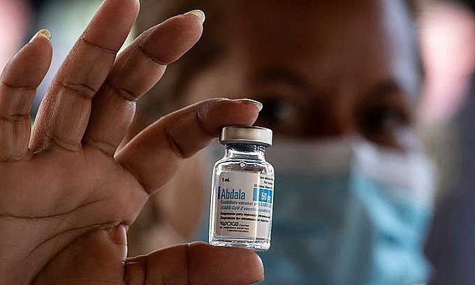 A medic holds a vial of the Abdala Covid-19 vaccine in Venezuela, June 2021. Photo: AFP/Yuri Cortez A medic holds a vial of the Abdala Covid-19 vaccine in Venezuela, June 2021. Photo: AFP/Yuri Cortez