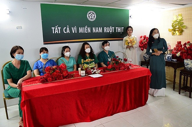 Special Wedding of a Nurse at Ho Chi Minh City Field Hospital Love in Times of Covid: HCMC Nurse Attends Virtual Wedding