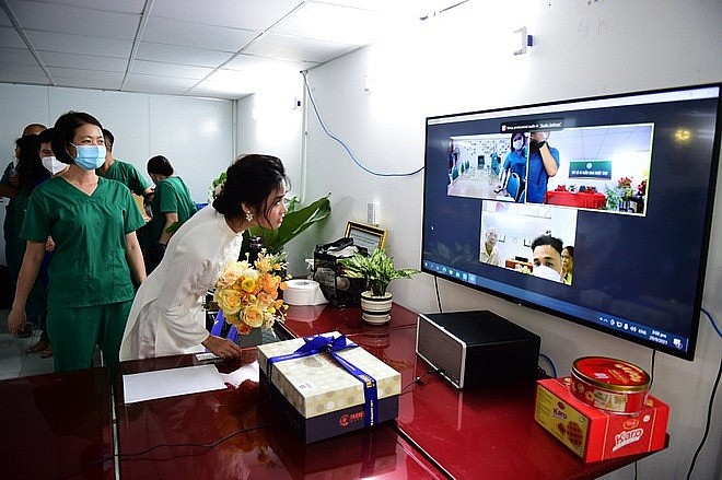 Special Wedding of a Nurse at Ho Chi Minh City Field Hospital Love in Times of Covid: HCMC Nurse Attends Virtual Wedding