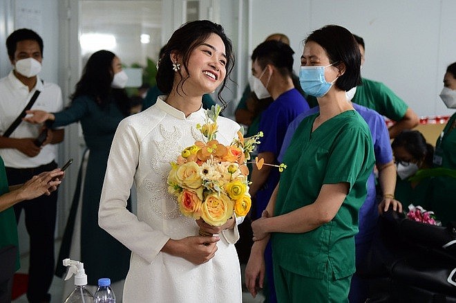 Special Wedding of a Nurse at Ho Chi Minh City Field Hospital Love in Times of Covid: HCMC Nurse Attends Virtual Wedding