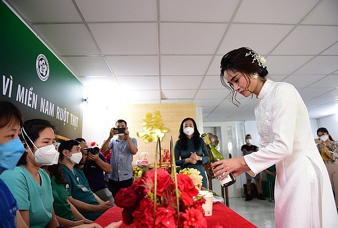 Special Wedding of a Nurse at Ho Chi Minh City Field Hospital Love in Times of Covid: HCMC Nurse Attends Virtual Wedding