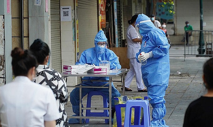 Medics prepare to take samples of people on Phu Doan Street of Hanoi's Hoan Kiem District to trace people linked to a new cluster at Viet Duc Hospital, September 30, 2021. Photo: VnExpress Medics prepare to take samples of people on Phu Doan Street of Hanoi's Hoan Kiem District to trace people linked to a new cluster at Viet Duc Hospital, September 30, 2021. Photo: VnExpress