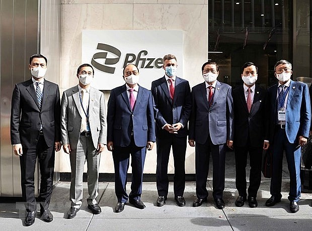 President Nguyen Xuan Phuc visited Pfizer, one of the world’s leading pharmaceutical and biotechnology corporations, on September 23 on the occasion of attending the high-level general debate of the 76th session of the United Nations General Assembly. Photo: VNA President Nguyen Xuan Phuc visited Pfizer, one of the world’s leading pharmaceutical and biotechnology corporations, on September 23 on the occasion of attending the high-level general debate of the 76th session of the United Nations General Assembly. Photo: VNA