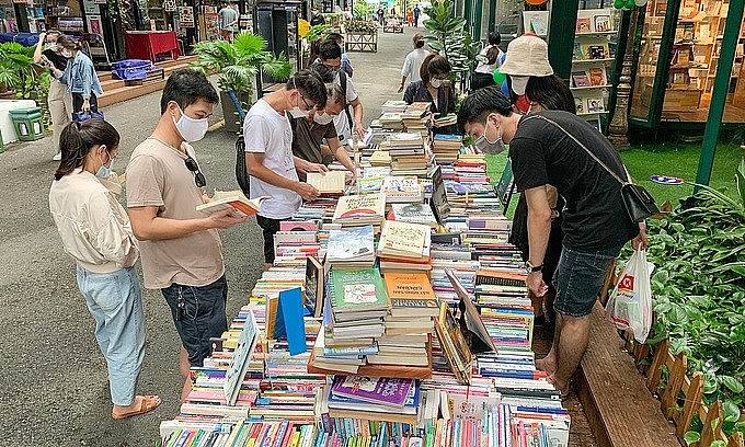 People visit Nguyen Van Binh Book Street in downtown HCMC, Oct. 3, 2021. Photo: VnExpress People visit Nguyen Van Binh Book Street in downtown HCMC, Oct. 3, 2021. Photo: VnExpress