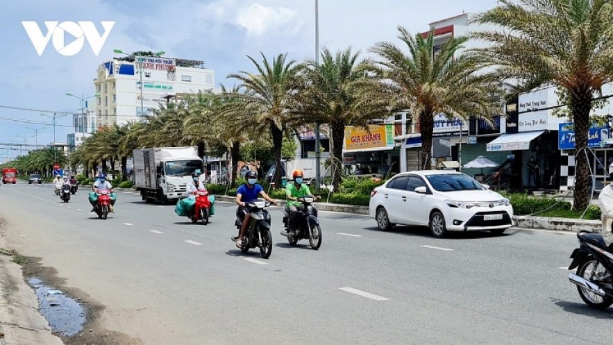 Public transport services are now allowed in localities moving into a new normal. Photo: VOV