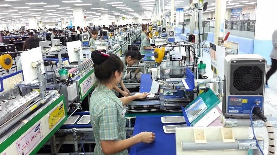 Manufacturing mobile phones at a Samsung Vietnam production line. Photo: VOV Manufacturing mobile phones at a Samsung Vietnam production line. Photo: VOV