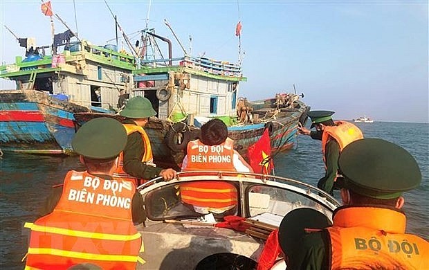 Border guards in Quang Binh province examine a fishing boat and disseminate legal regulations to fishermen. Photo: VNA Border guards in Quang Binh province examine a fishing boat and disseminate legal regulations to fishermen. Photo: VNA
