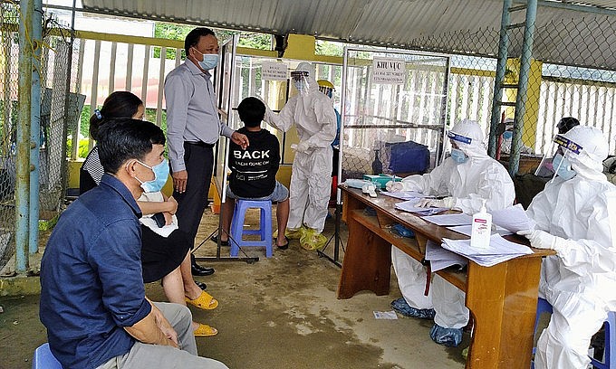 People in Nam Tra My District of central Quang Nam Province are tested for the novel coronavirus on October 26, 2021. Photo: VnExpress People in Nam Tra My District of central Quang Nam Province are tested for the novel coronavirus on October 26, 2021. Photo: VnExpress