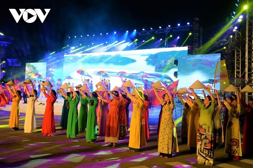 Local women stage a fashion show of Ao Dai at the Tuan Chau international tourism complex. Photo: VOV Local women stage a fashion show of Ao Dai at the Tuan Chau international tourism complex. Photo: VOV