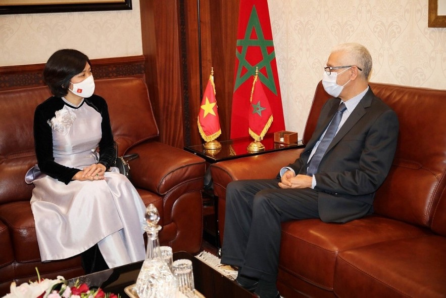 Senate President Naam Miyara (R) receives Ambassador Dang Thi Thu Ha. Photo: VOV