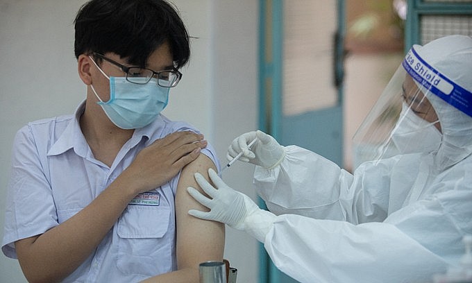A medical staff vaccinates a student in District 1, Ho Chi Minh City, October 27, 2021. Photo: VnExpress A medical staff vaccinates a student in District 1, Ho Chi Minh City, October 27, 2021. Photo: VnExpress