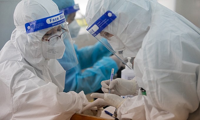 Health workers perform Covid-19 vaccination in HCMC's District 1, October 27, 2021. Photo: VnExpress Health workers perform Covid-19 vaccination in HCMC's District 1, October 27, 2021. Photo: VnExpress