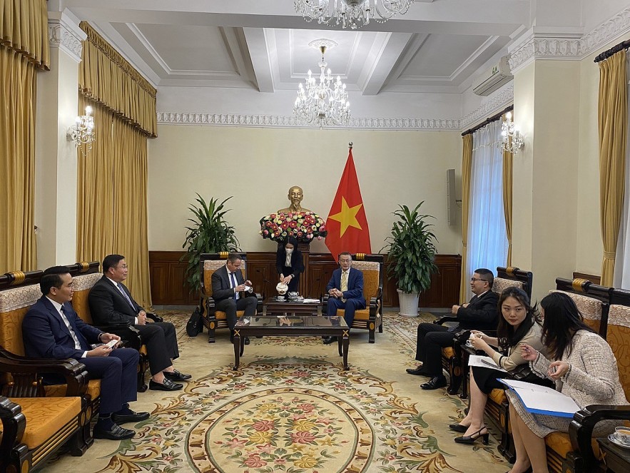Promoting German-Vietnamese Trade and Investment Through People-to-people Diplomacy Promoting German-Vietnamese Trade and Investment Through Diplomacy