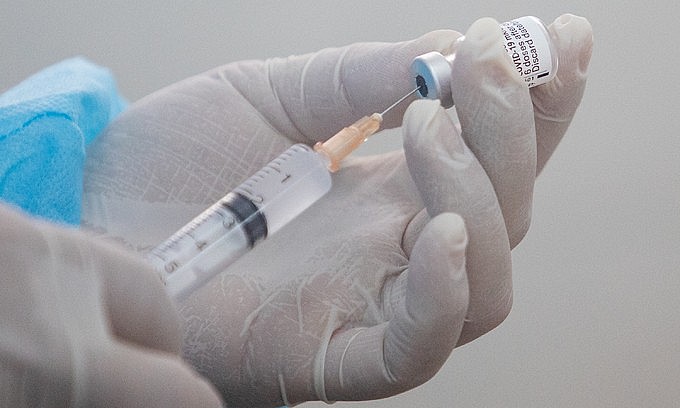 A health worker prepares a Covid-19 vaccine shot in HCMC's District 1, October 27, 2021. Photo: VnExpress A health worker prepares a Covid-19 vaccine shot in HCMC's District 1, October 27, 2021. Photo: VnExpress