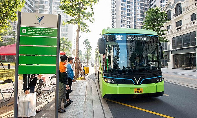 An electric bus stops at a bus stop in Hanoi, December 2, 2021. Photo: VnExpress An electric bus stops at a bus stop in Hanoi, December 2, 2021. Photo: VnExpress