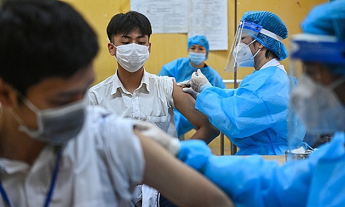 Students in Hanoi take Covid-19 vaccine shots, November 23, 2021. Photo: VnExpress Students in Hanoi take Covid-19 vaccine shots, November 23, 2021. Photo: VnExpress