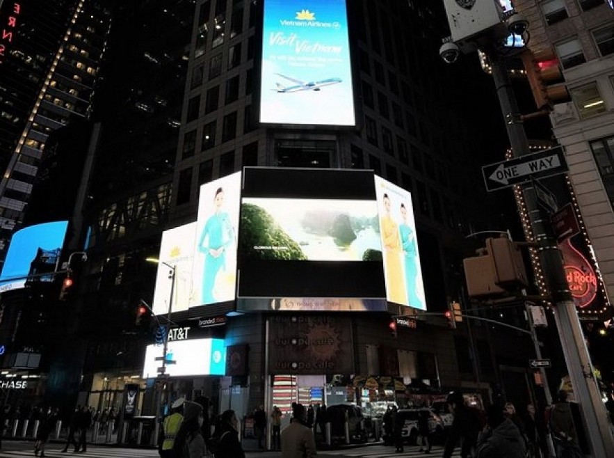 Vietnam's famous destinations are introduced on a giant LED screen at Times Square in the US. Photo: Vietnam Airlines Vietnam's famous destinations are introduced on a giant LED screen at Times Square in the US. Photo: Vietnam Airlines