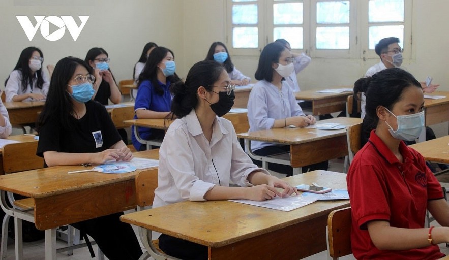 Only Grade 12 students in Hanoi are allowed to attend school again as of December 6. Photo: VOV Only Grade 12 students in Hanoi are allowed to attend school again as of December 6. Photo: VOV