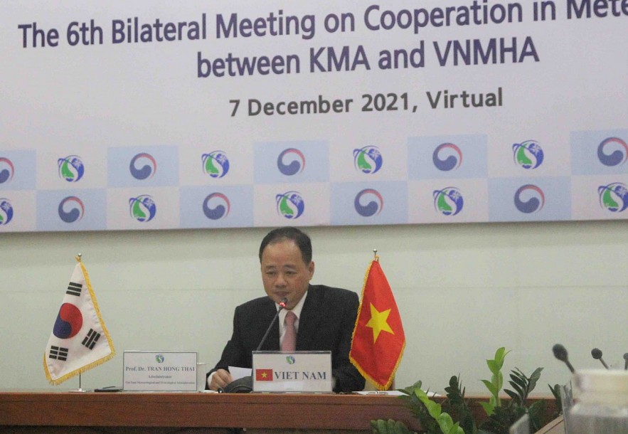 Prof. Dr. Tran Hong Thai, Director General of the General Department of Hydrometeorology of Vietnam speaks at the meeting Prof. Dr. Tran Hong Thai, Director General of the General Department of Hydrometeorology of Vietnam speaks at the meeting