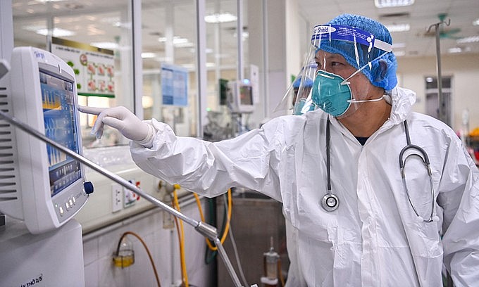 A doctor is seen inside an intensive care unit of a hospital in Hanoi, December 8, 2021. Photo: VnExpress A doctor is seen inside an intensive care unit of a hospital in Hanoi, December 8, 2021. Photo: VnExpress