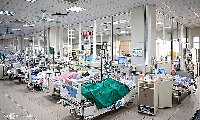 Covid patients are treated at Hanoi's National Hospital for Tropical Diseases, December 2021. Photo: VnExpress Covid patients are treated at Hanoi's National Hospital for Tropical Diseases, December 2021. Photo: VnExpress