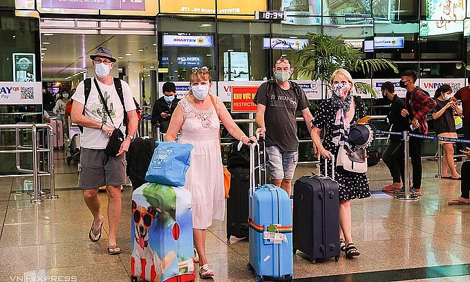 Foreigners arrive at HCMC's Tan Son Nhat Airport, March 2020. Photo: VnExpress Foreigners arrive at HCMC's Tan Son Nhat Airport, March 2020. Photo: VnExpress