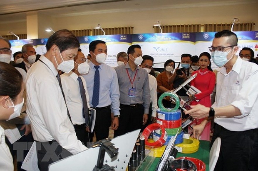 Delegates visit booths at the exhibition. Photo: VNA Delegates visit booths at the exhibition. Photo: VNA