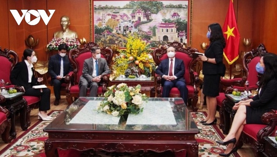 Chilean Ambassador Patricio Becker pays a visit to VOV headquarters and meets with VOV President Do Tien Sy. Chilean Ambassador Patricio Becker pays a visit to VOV headquarters and meets with VOV President Do Tien Sy.