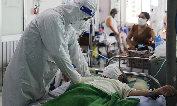 A doctor checks on a Covid-19 patient at a hospital in HCMC's District 8, September 21, 2021. Photo: VnExpress A doctor checks on a Covid-19 patient at a hospital in HCMC's District 8, September 21, 2021. Photo: VnExpress