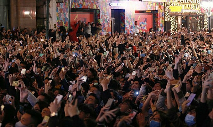 People attend a countdown event near Hoan Kiem (Sword) Lake in downtown Hanoi, December 31, 2020. Photo: VnExpress People attend a countdown event near Hoan Kiem (Sword) Lake in downtown Hanoi, December 31, 2020. Photo: VnExpress