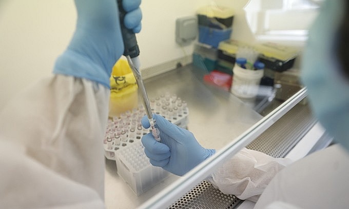 A medic performs the genomic sequencing on a novel coronavirus sample in HCMC, February 2021. Photo: VnExpress A medic performs the genomic sequencing on a novel coronavirus sample in HCMC, February 2021. Photo: VnExpress